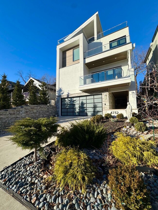 Building Photo - 4732 Mercier St