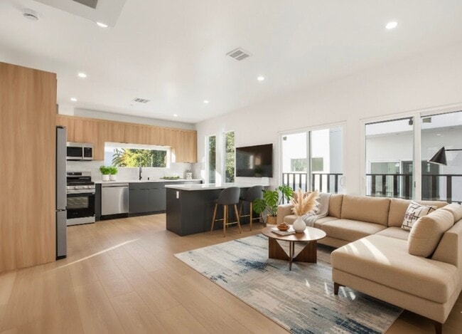 Photo - 828 N Detroit St Unit 828