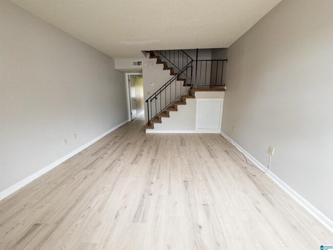 Building Photo - 20 Fairfax Dr Rental