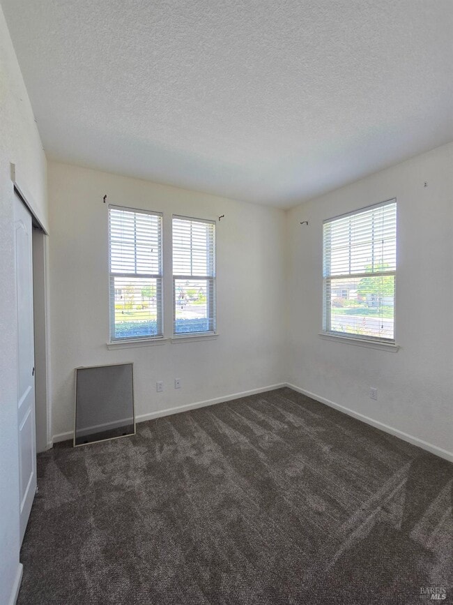 Building Photo - 548 White Pine St