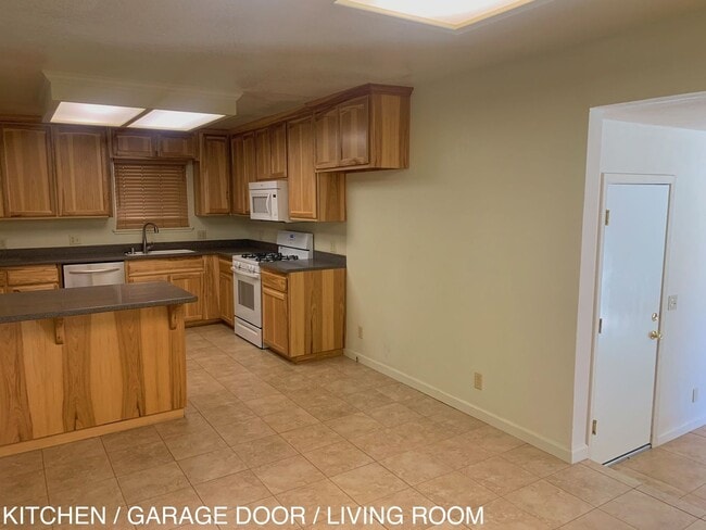 Photo - 3 bedroom home w/ large shop & office space!