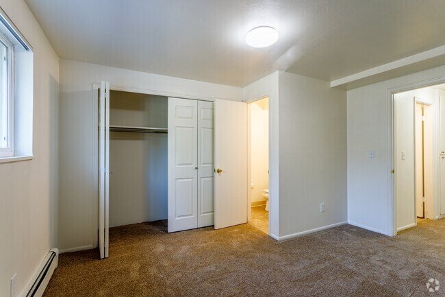 2BR, 1.5BA - 880SF - Courtyard Apartments