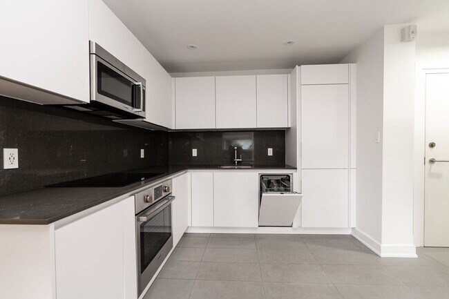 Photo - 110 Oriole Pkwy Unit 208