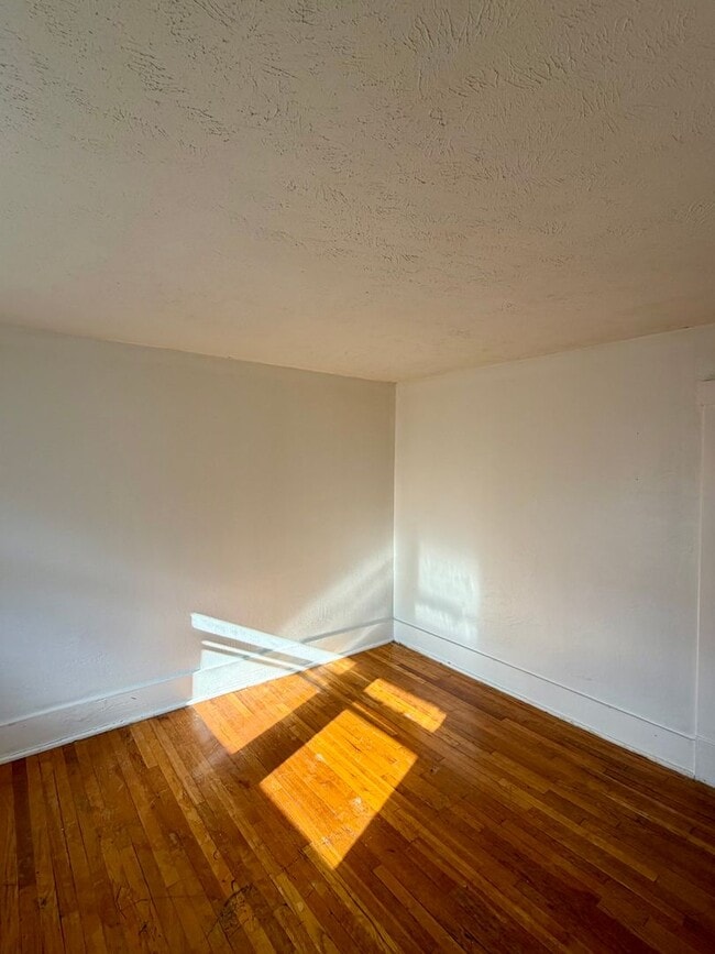 Photo - For Rent 4 Bedroom 1 Bath Field Club Row House