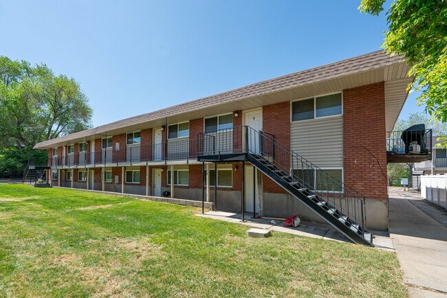Building Photo - Sunny & Inviting Apartment with Clean Finishes in Great Location Unit #8