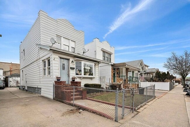 Building Photo - 2133 Hendrickson St