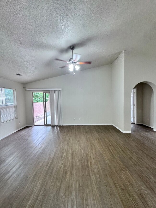 Photo - Great 3 bed, 2 bath, 1575 sq ft home in Huning Ranch!