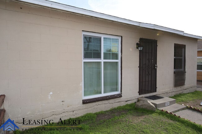 Building Photo - 700 S Kalisher St Rental