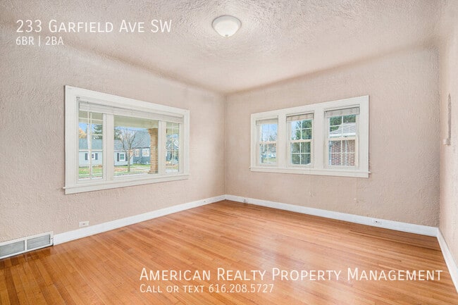 Photo - 233 Garfield Ave SW