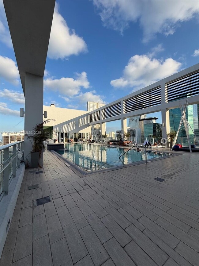 Photo - 151 SE 1st St Unidad 1004