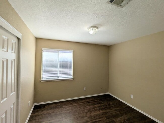 Photo - 1115 Remington Dr