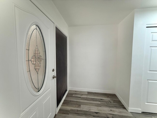 Building Photo - 3 Bedroom Home in Holladay Available August 1st