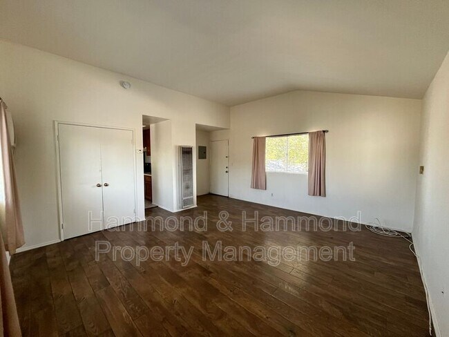 Photo - 5723 Willowcrest Ave Unidad #6