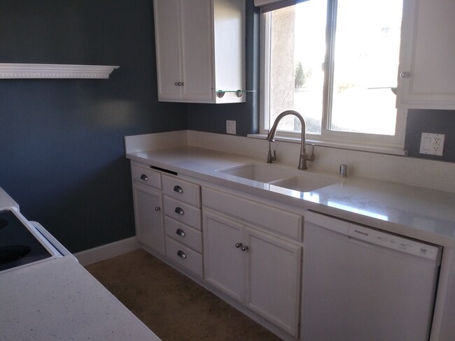 Building Photo - 1009 La Pluma Ct Unit Lake San Marcos Condo
