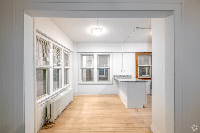 1BR, 1BA - 713SF - Dining room