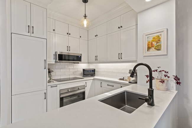 Building Photo - 438 Richmond St W