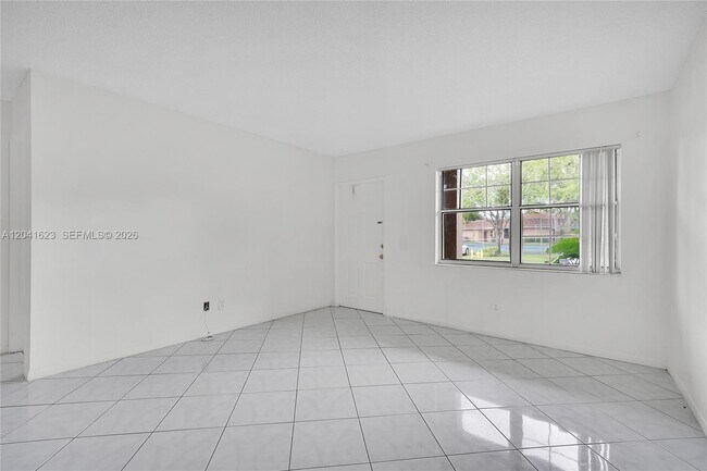 Photo - 755 NW 104th Ave Unidad 104