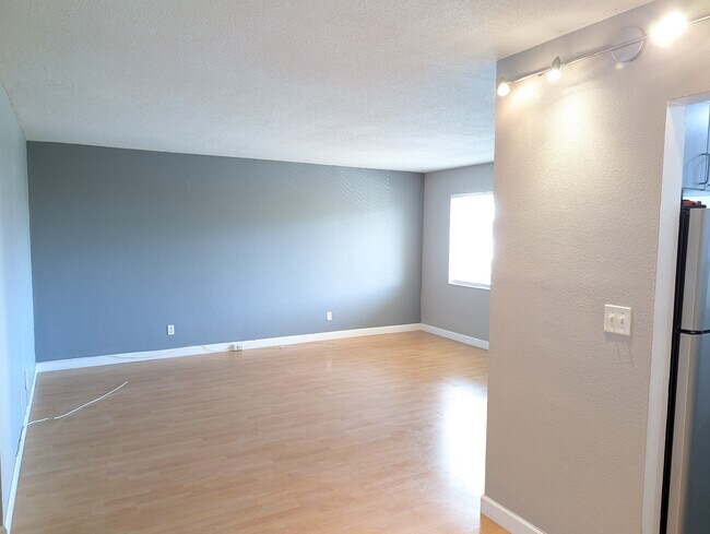 Living Room - 3061 NE 49th St Unidad 17 Rental