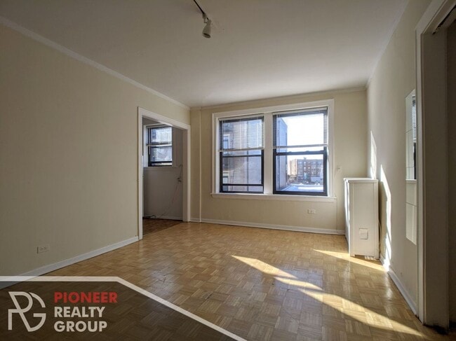 Building Photo - 739 W Belmont Ave Unit 316