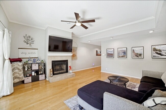 Photo - Stylish 3-Bed, 2.5-Bath Townhome with Fireplace & Move-In Ready Upgrades Unidad 801
