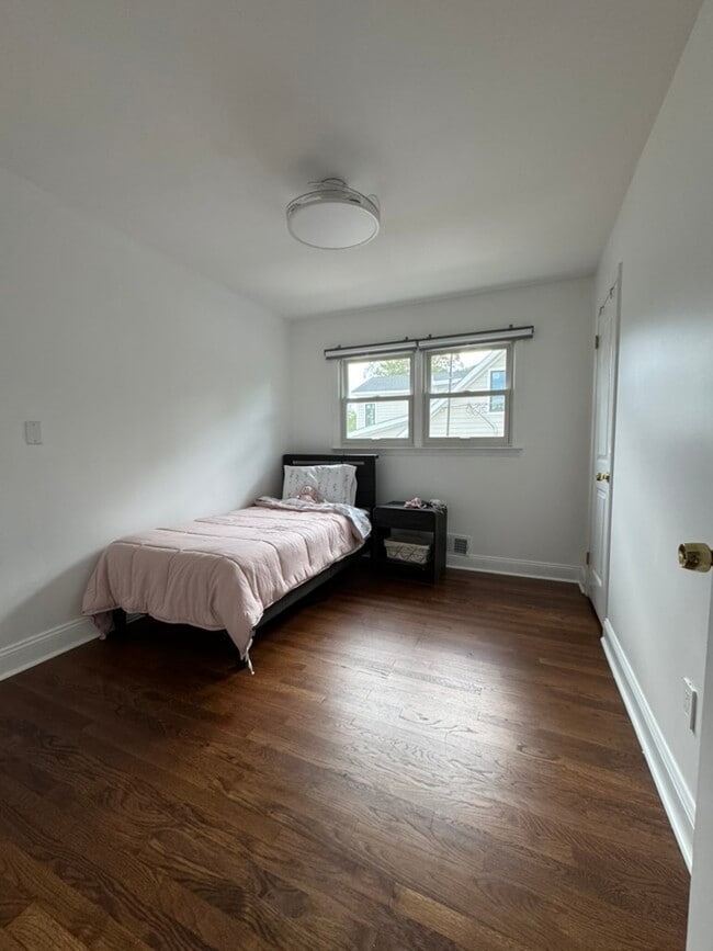 Photo - 201 Freehold St Unidad Room 1