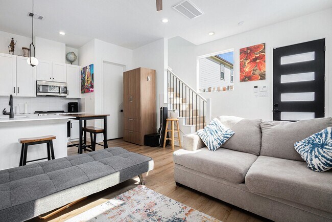 Photo - 203 Danna Ln