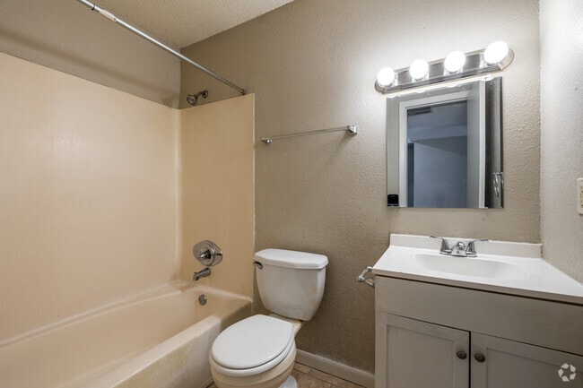 1BR, 1BA - 504SF - Bathroom