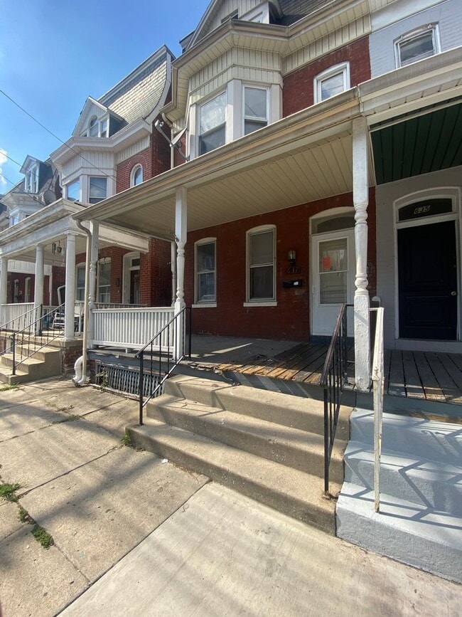 Building Photo - Available Now - Spacious 5 Bedroom, 1 Bath... Rental