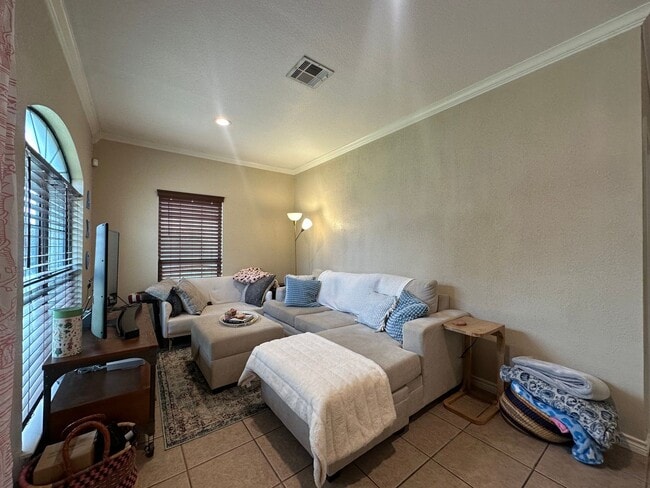 Photo - 221 Gurley Ln Unidad 1