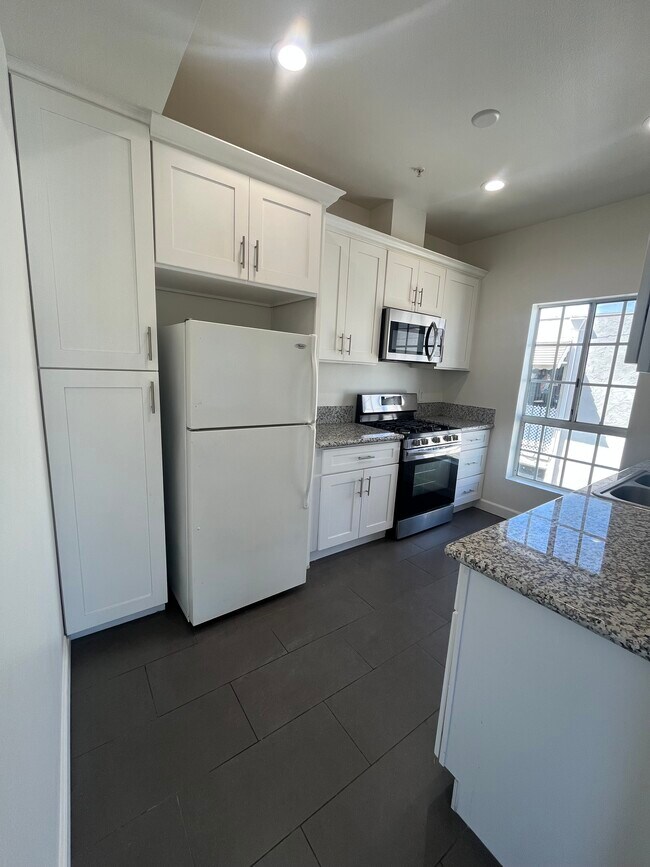 kitchen - 522 N Jackson St Condo Unit #306