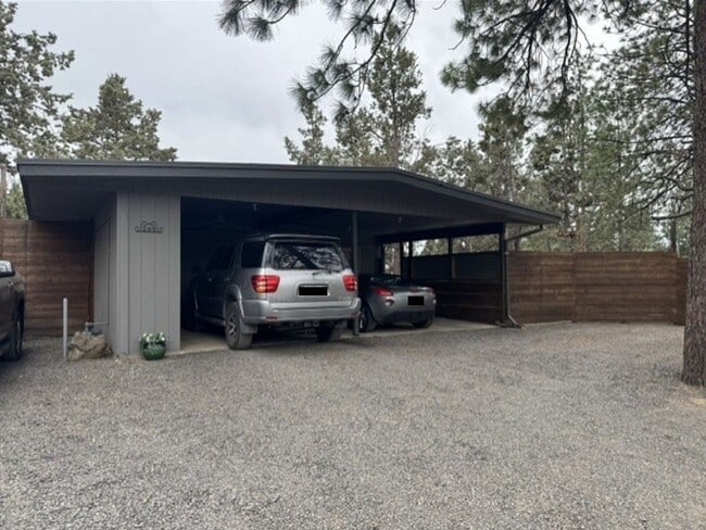 Building Photo - Fantastic location just steps from the Deschutes River and 1st St Rapids Park