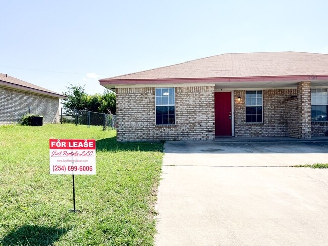 Building Photo - 5302 Daybreak Dr Unit A