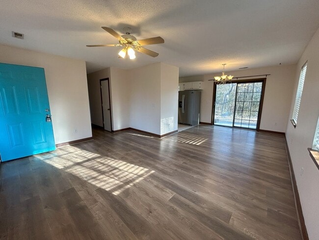 Photo - Charming 3 bedroom, 2 bathroom one level home in Murrayville!