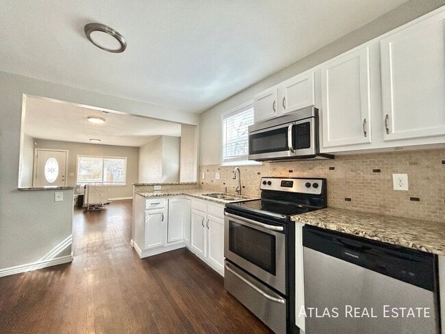 Photo - 1553 Ulster St