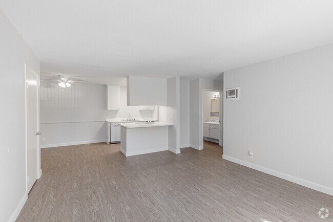 3BR, 2BA - 1,050SF - Living Room
