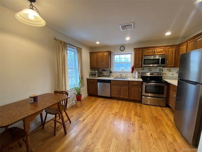 Photo - 27 N Main St Unidad C