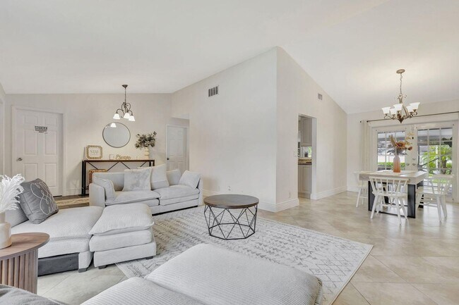 Photo - 1104 Jackpine St