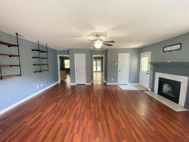 200 S Creek Dr