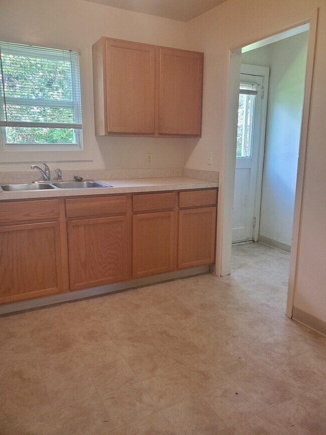 Photo - 132 Elm St N