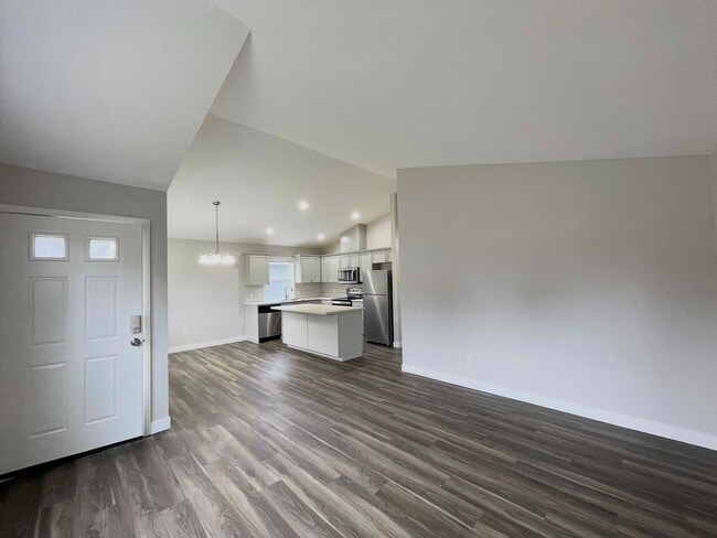 Photo - Kent - Cozy 3 bedroom / 2 bathroom Renovated home