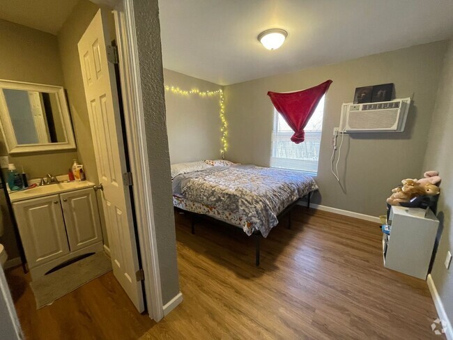 Building Photo - Just in Time for the Fall Semester! 1 Bedr... Unit 6 Rental