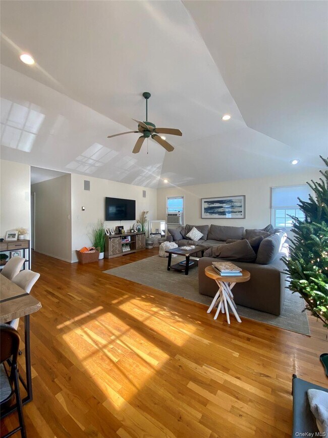 Photo - 641 E Olive St Unidad upper