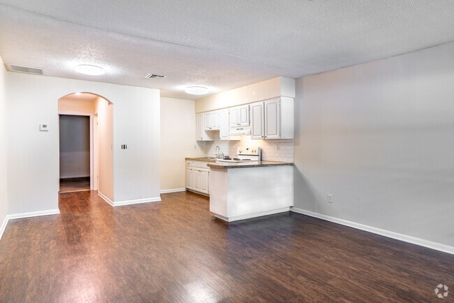 1BR, 1BA - 675SF - Living Room - 417 Woodrow Ave