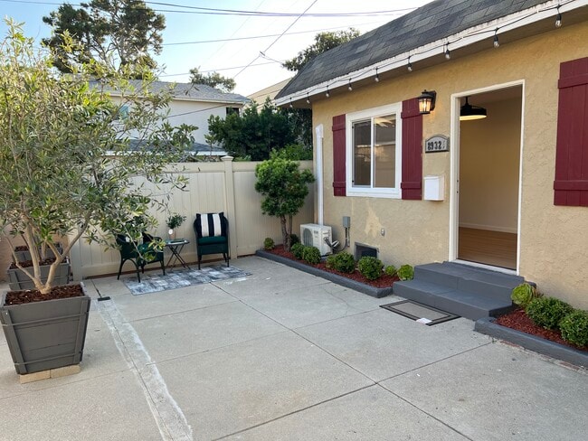 Building Photo - 8932 Krueger St Unit 8932-1/2 Rental