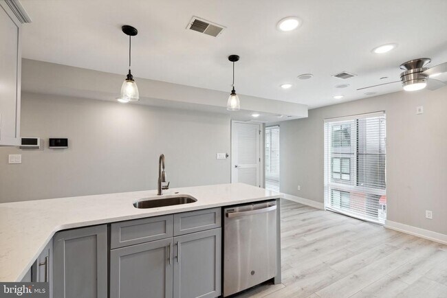 Photo - 2408 N Mascher St Unit 2