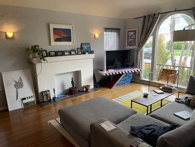 Living Room - 325 N Gardner St Unit 327