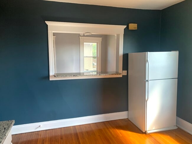 Kitchen Bar - 3554 Zumstein Ave Unit 2