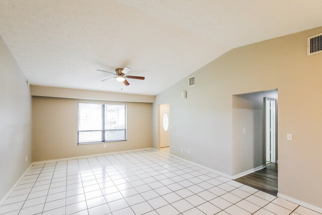 Photo - 2496 SW Falcon Cir