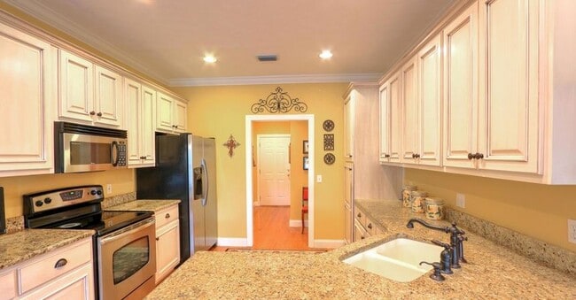 Photo - 2240 Amhurst St