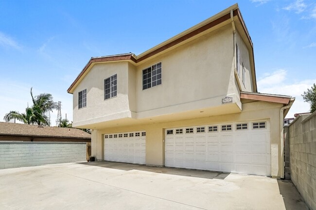 Building Photo - Washington Duplex Unit Back House